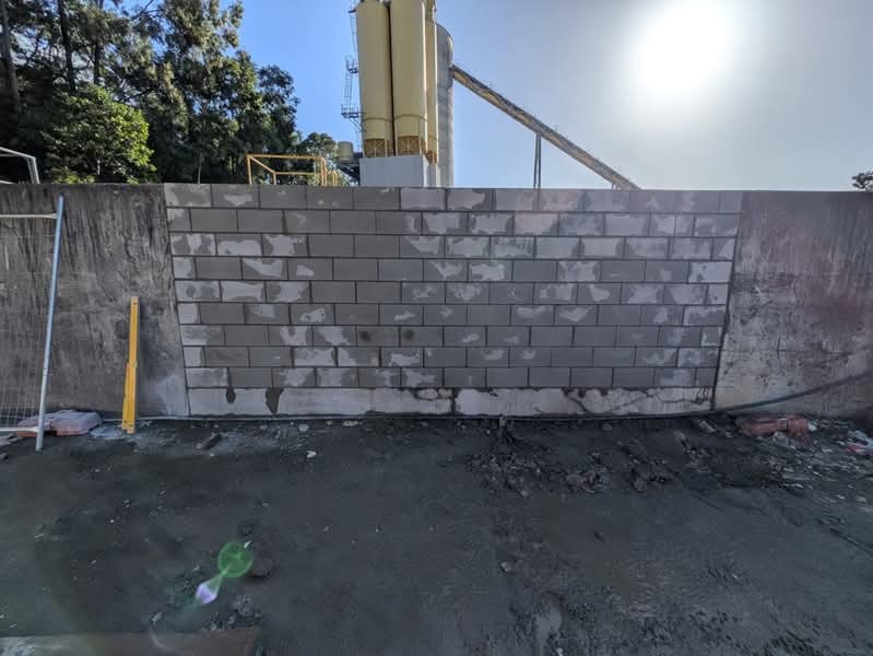 Block boundary wall under construction on the Gold Coast