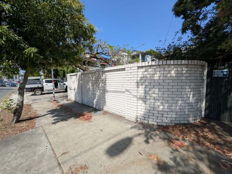 Curved rendered front boundary wall built by Gold Coast Pro Bricklayers on the Gold Coast