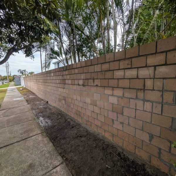 Long block boundary wall along a Gold Coast street